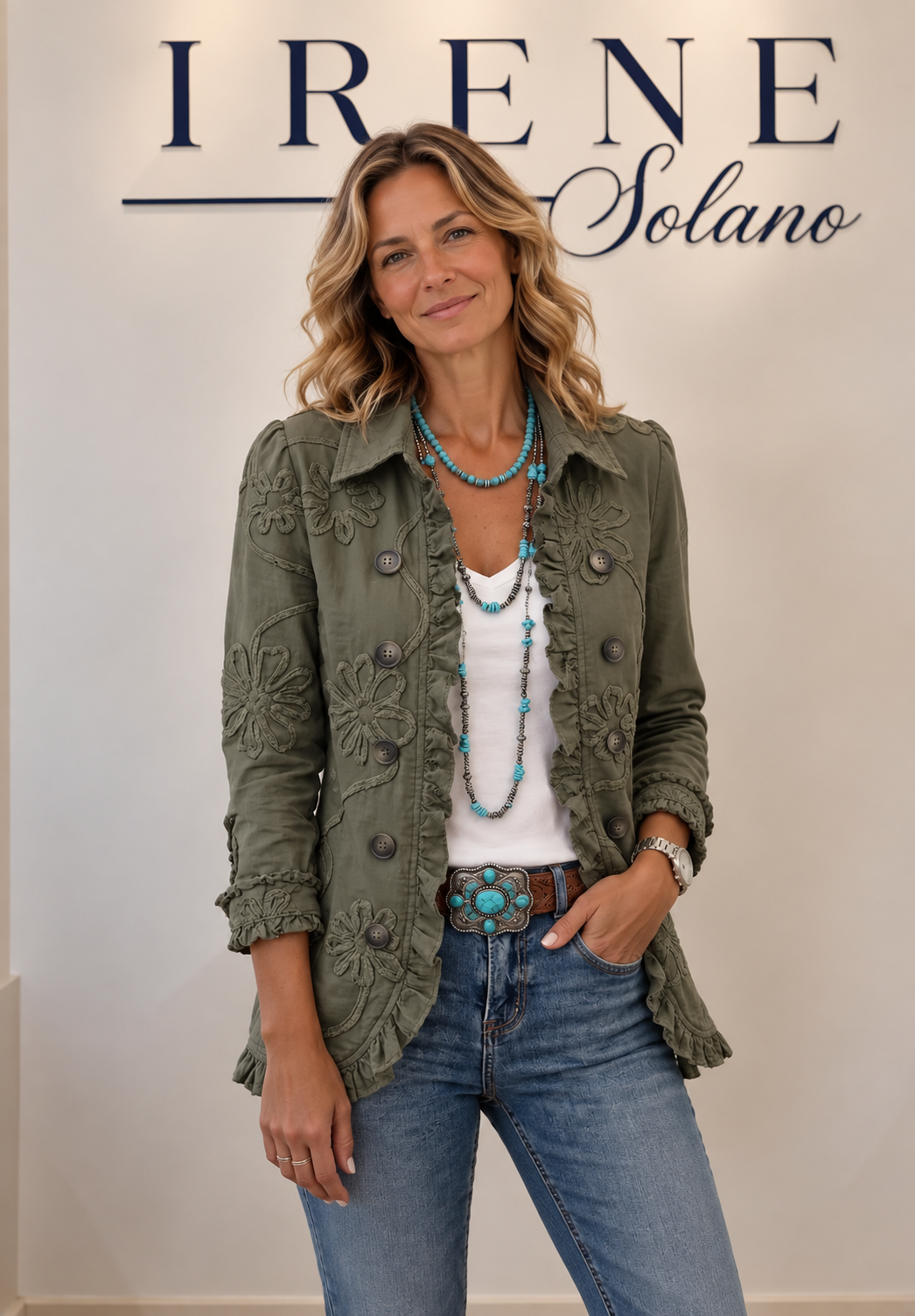 Chaqueta verde oliva bordada con volantes sobre camiseta blanca y falda vaquera