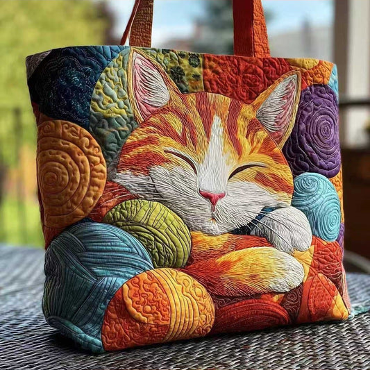 Bolso tote acolchado con gato naranja dormido entre ovillos de lana