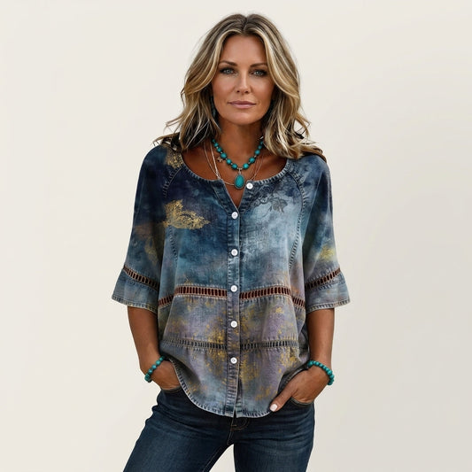 Mujer con blusa efecto vaquero en azul y lavanda con flores doradas, calados y manga tres cuartos